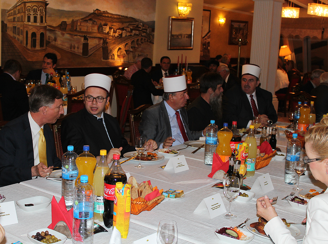 Tre bashkësitë Islame Shqiptare mblidhen për iftar në Shkup