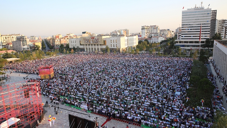 Besimtarët myslimanë festojnë festën e Fitër Bajramit