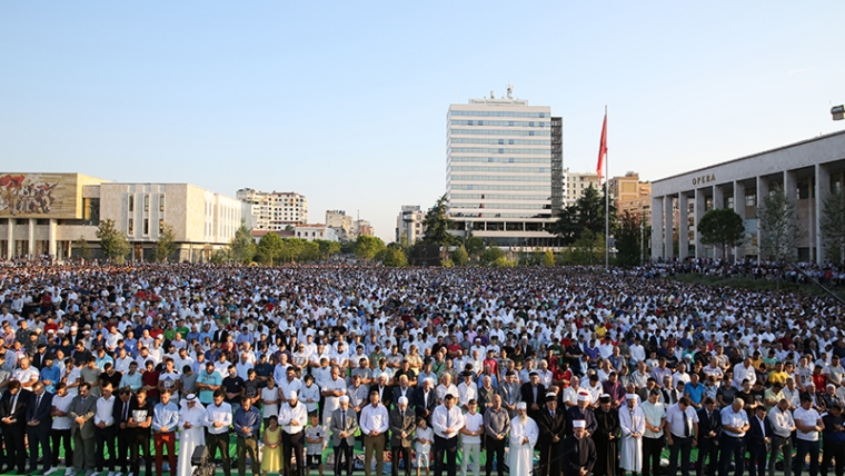 Besimtarët myslimanë festojnë Kurban Bajramin