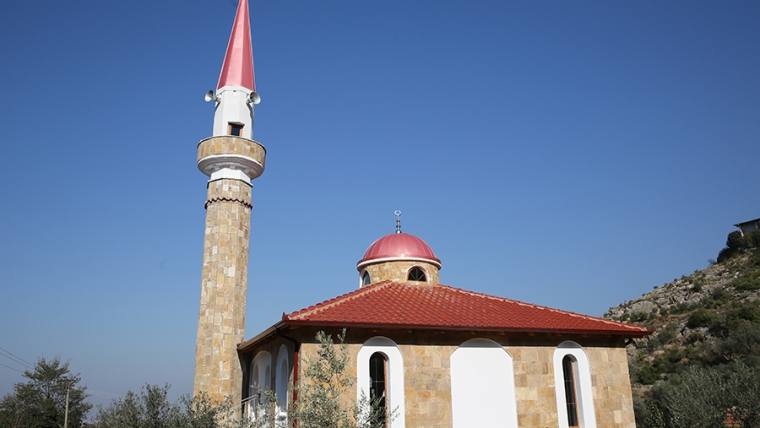 Inaugurohet xhamia e re në Petrelë, Tiranë