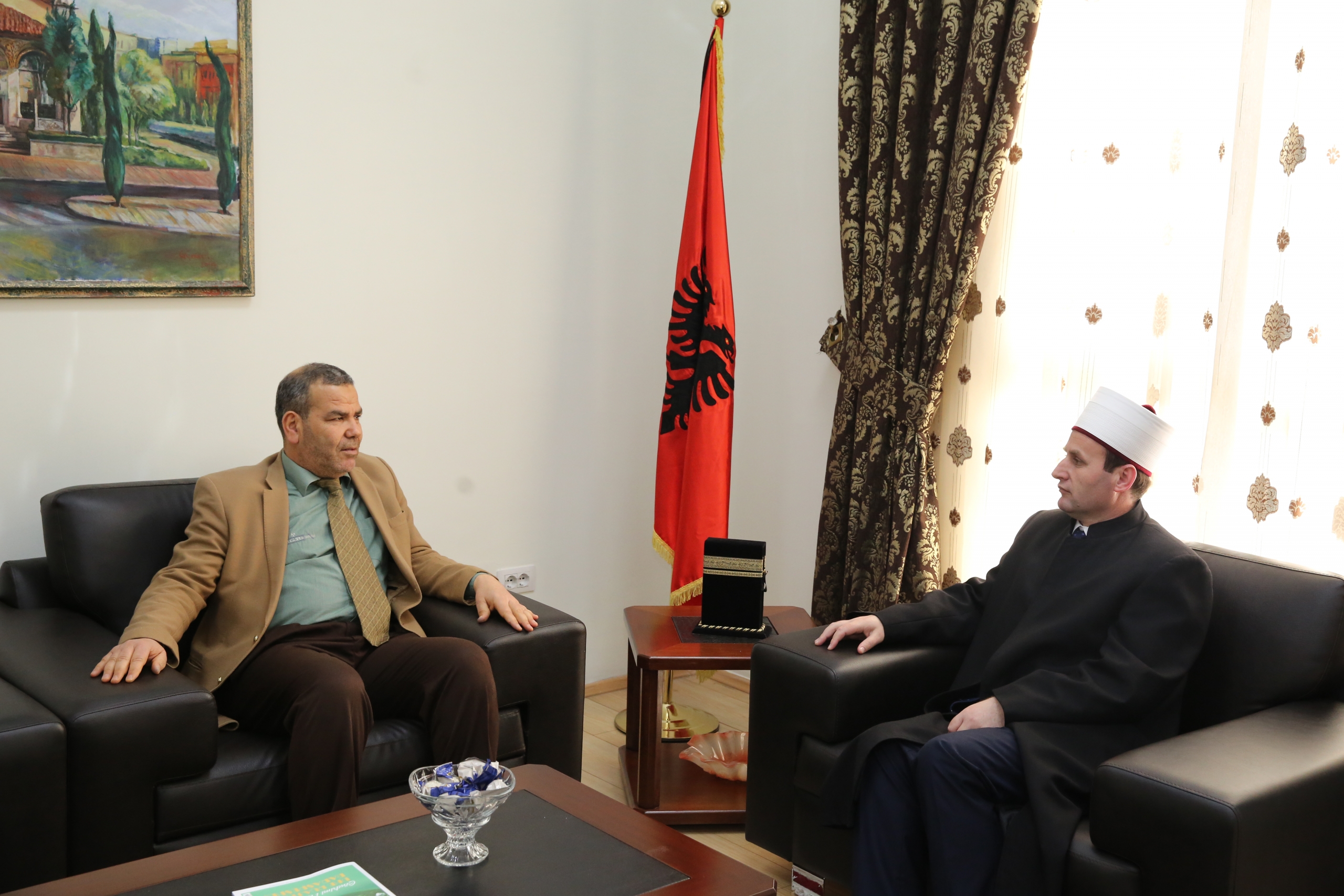 Kryetari i KMSH-së pret në një takim drejtorin e Qatar Charity në Shqipëri