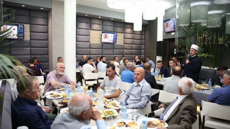 Myftinia e Fierit shtron iftar për besimtarët e qytetit