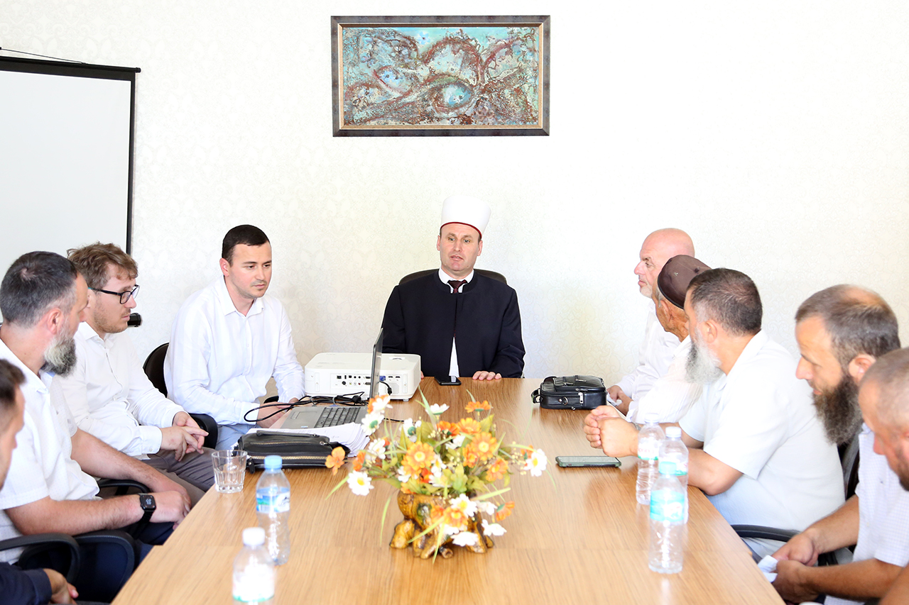 Kryetari Spahiu fton dhe pret në takime pune rreth 60 imamë, kryesisht të rrethit të Elbasanit