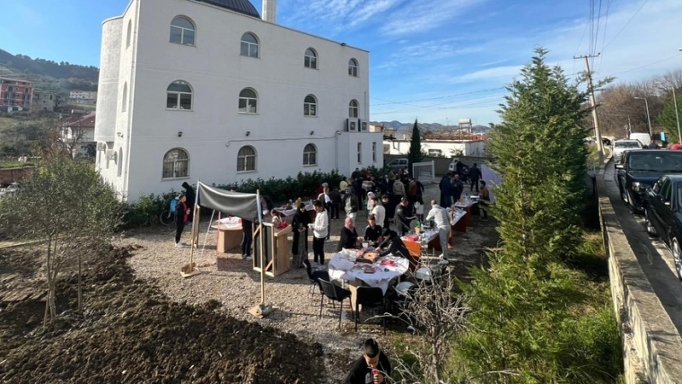 E premte solidariteti në Xhaminë e Re në Kombinat: Panair bamirësie dhe dhurim gjaku