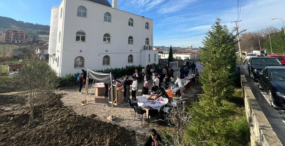 E premte solidariteti në Xhaminë e Re në Kombinat: Panair bamirësie dhe dhurim gjaku